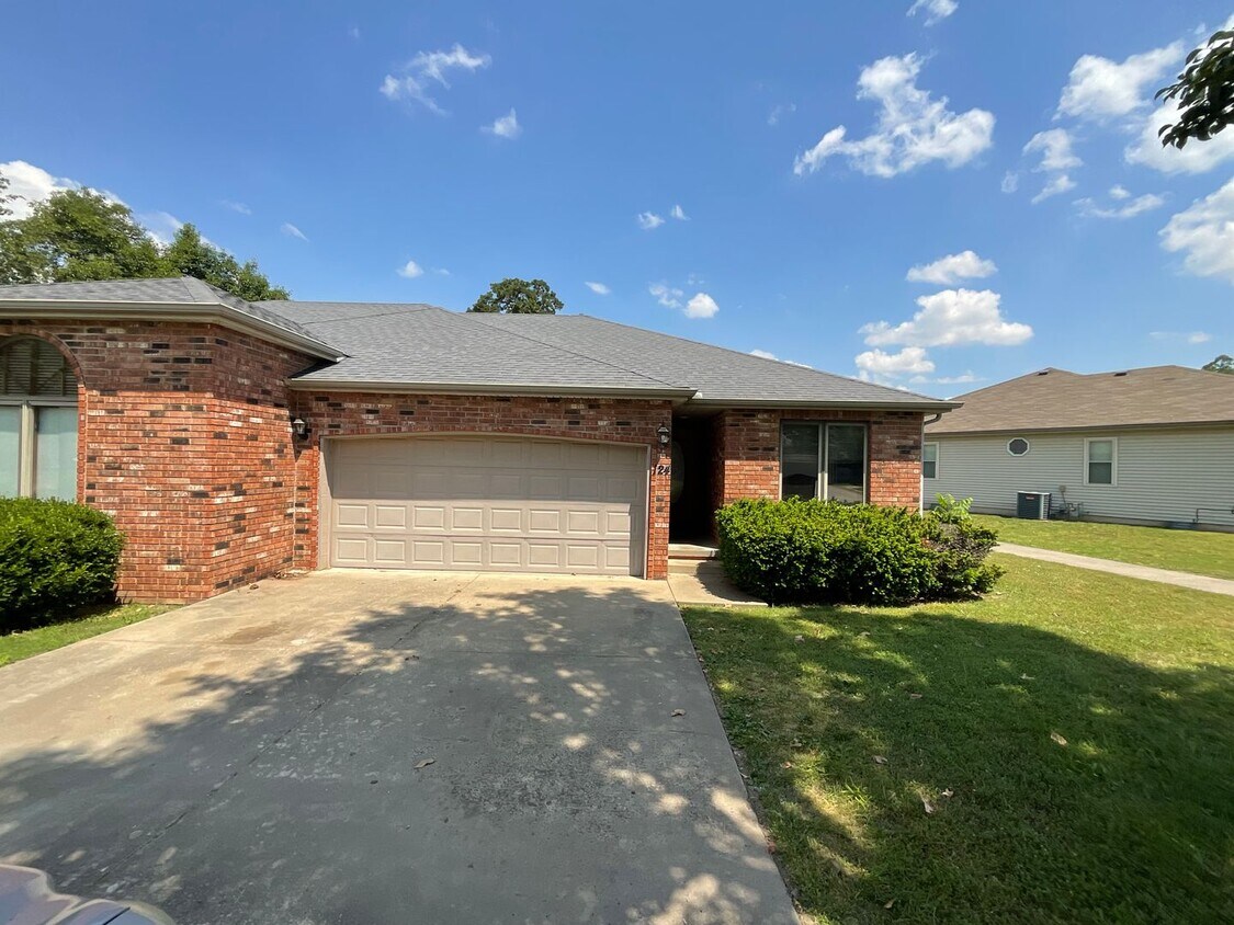 Primary Photo - 124-126 W Briarbrook