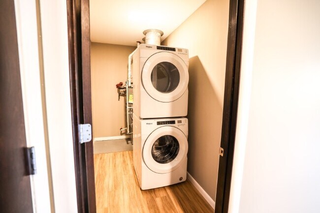 Foto del edificio - 8041 W Bluemound Rd