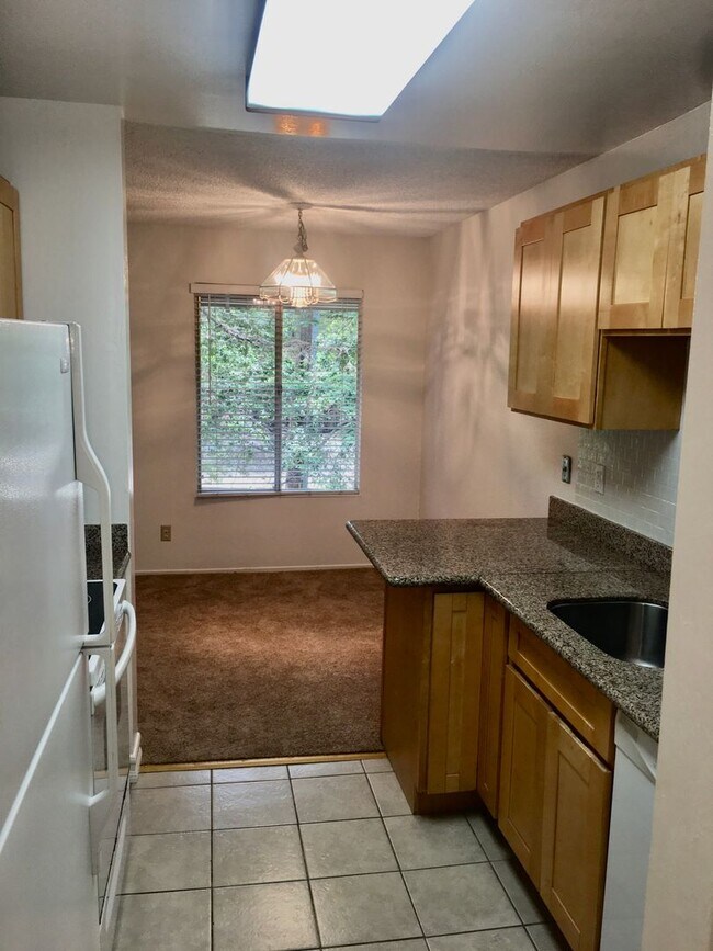 Building Photo - Prime Walnut Creek Location! Superb Condo ...