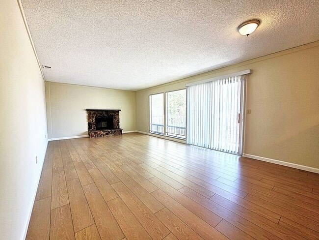Foto del edificio - Beautiful, Very Large 2 Bedroom with Garage, Fireplace, Balcony & A/C Near Washoe Golf Course