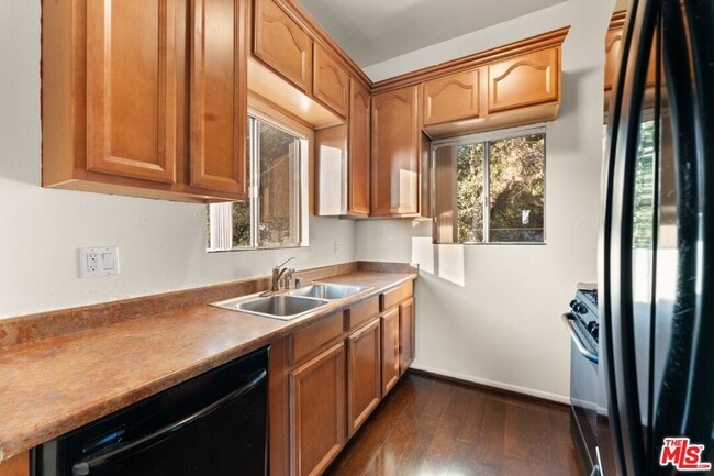 Building Photo - 2160 Lake Shore Ave