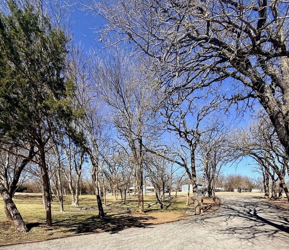 Building Photo - Country Charm Home with City Convenience