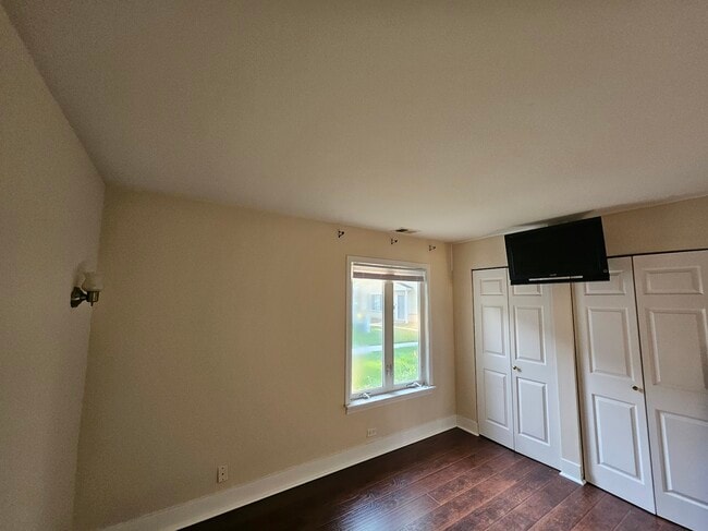 Building Photo - 1571 Cove Dr