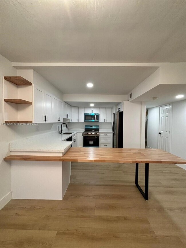 Foto del edificio - 10700 NW 7th St