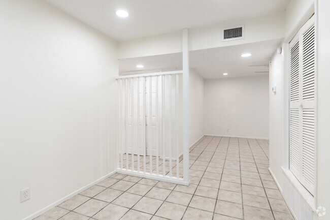 2BR, 1BA - 902SF - Dining Room - The Veranda Apartment Homes