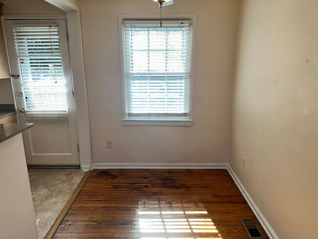 Foto del edificio - Adorable 2 Bedroom Condo in Selwyn Village!