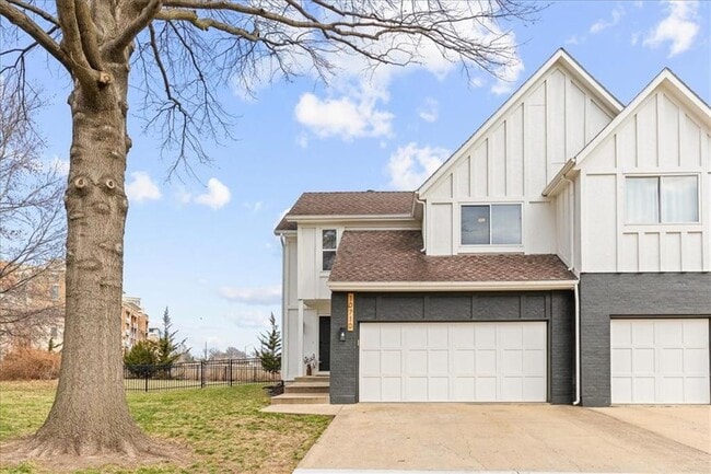 Foto del edificio - {10710} Updated Overland Park Townhome + Blue Valley Northwest + Two Car Garage