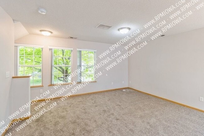 Building Photo - GREAT LOCATION!! 2 Bedroom, 2 Bathroom Tow...