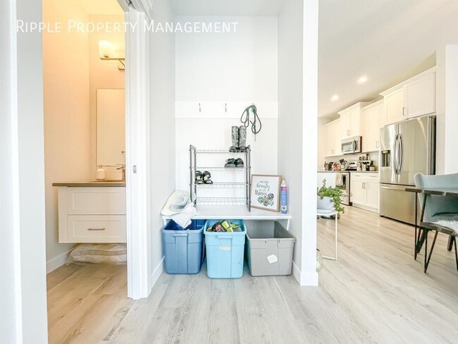 Building Photo - STUNNING 3 BEDS/ 2.5 BATHS HOUSE