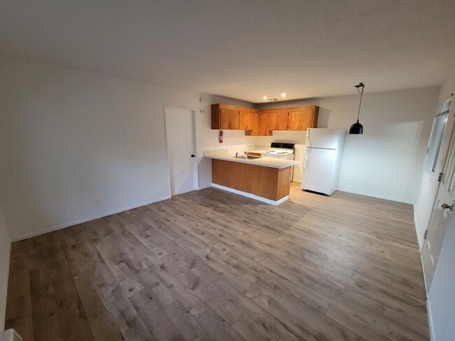 Building Photo - 1 Bedroom 1 Bath Triplex Unit in Los Molinos!