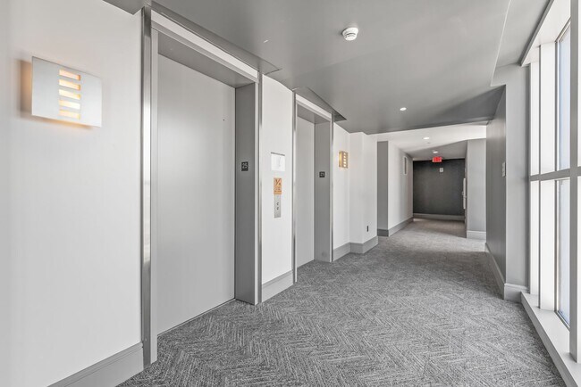 Foto del edificio - 25th Floor Condo in the heart of Uptown!!