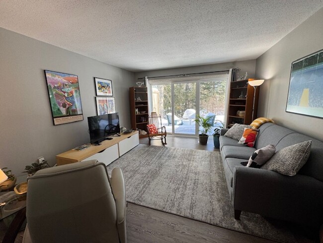Foto del edificio - 2-bedroom condo unit