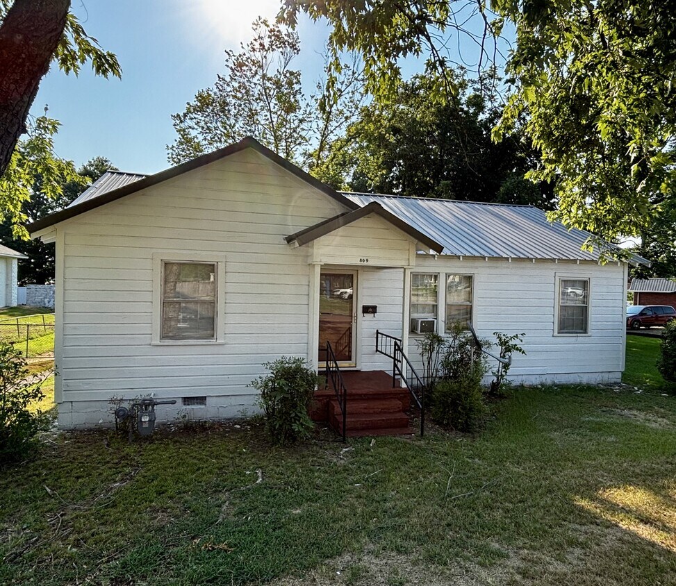 Primary Photo - 809 S Rogers St