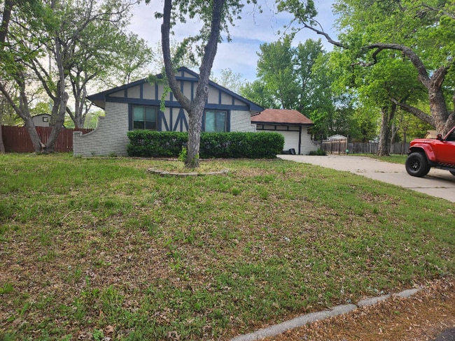Building Photo - 321 N Willow Dr