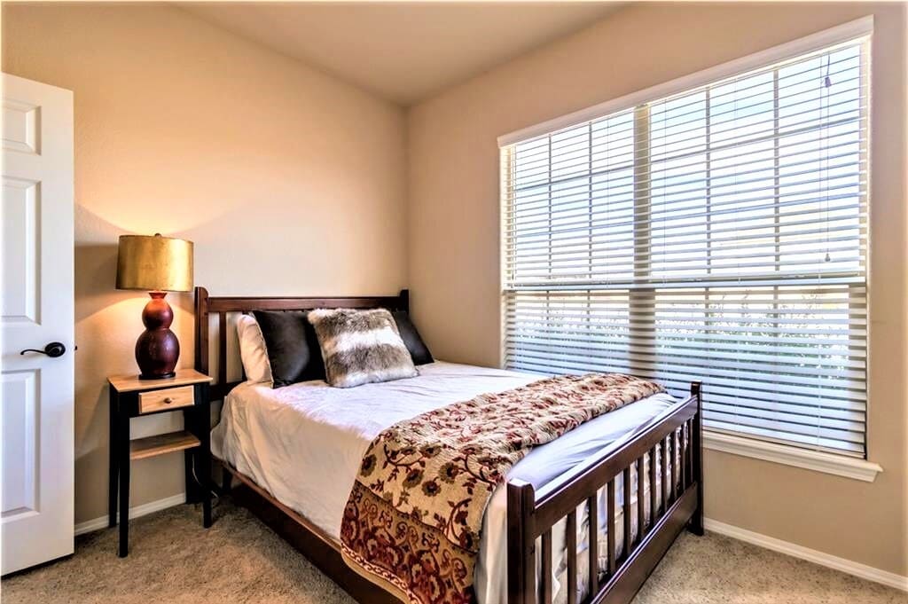 Guest 1 - 5000 W Lakewood Ct