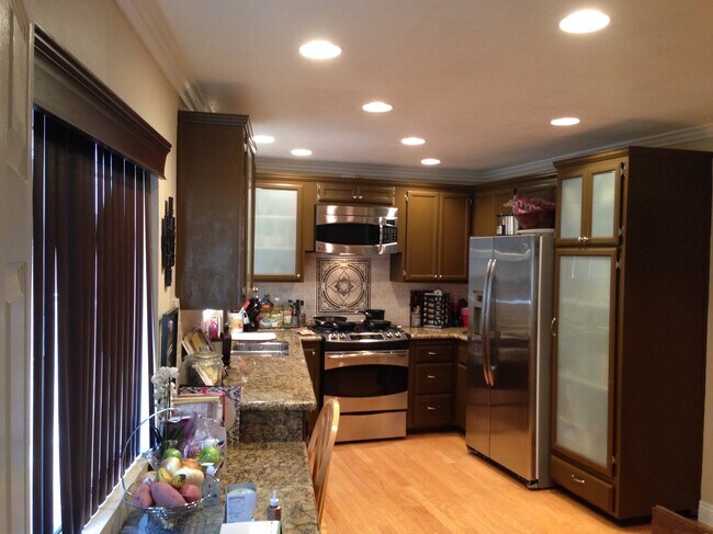 Kitchen - 4317 Mammoth Ave