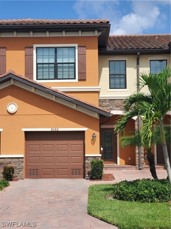 Foto principal - 8088 Summerfield St