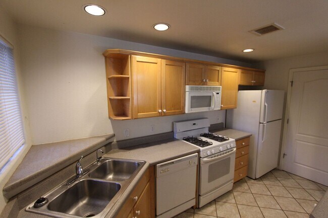 Foto del edificio - 3-Bedroom Summit Park Condo with Fireplace, Balcony & Covered Parking