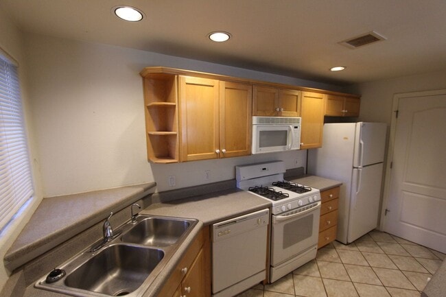 Building Photo - 3-Bedroom Summit Park Condo with Fireplace, Balcony & Covered Parking