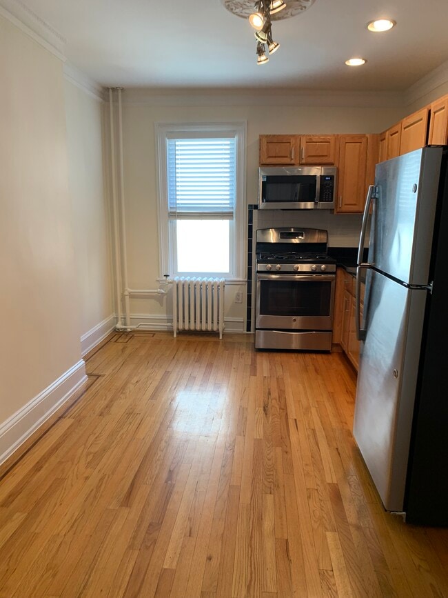 Eat-in kitchen - 284 Pavonia Ave