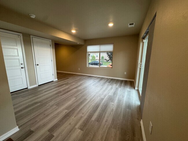 Foto del edificio - Modern 3-Story Corner Lot Home with Hot Tu...