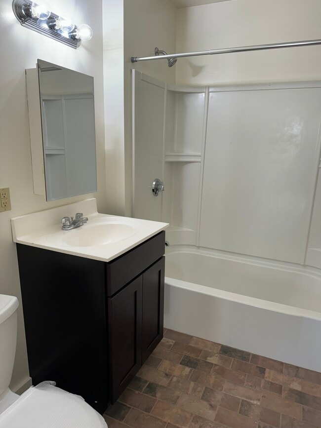 Building Photo - 86 Jenness St