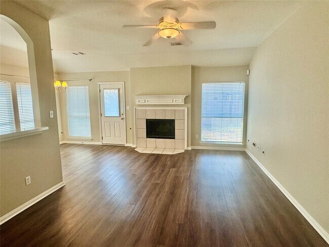 Foto del edificio - 3617 Roller Crossing