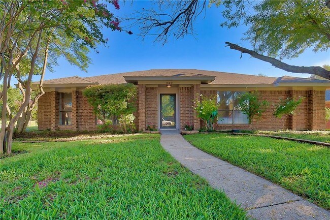 Building Photo - 929 Simon Dr