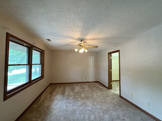 Foto del edificio - AVAILABLE NOW! Updated 3 Bed/2.5 Bath, 2 Car Garage - Close to Purdue & West Laf. Schools