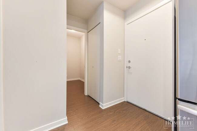 Building Photo - Ground-Level 1-Bedroom + Den Condo at Waterstone