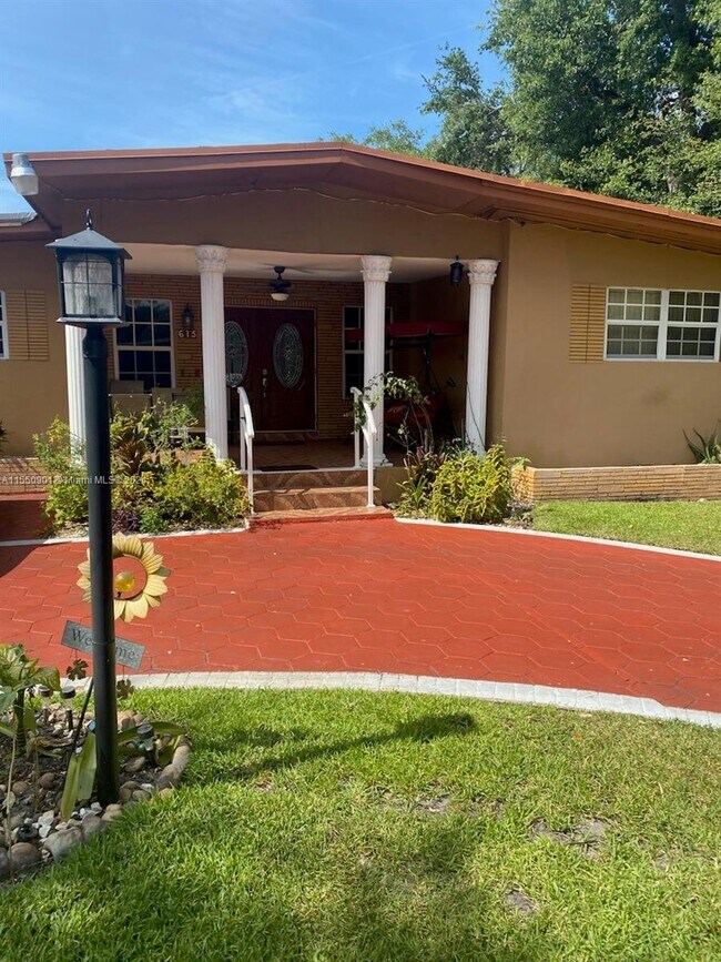 Foto del edificio - 615 NE 164th St