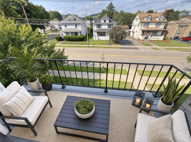 Large private balcony - 121 W William St