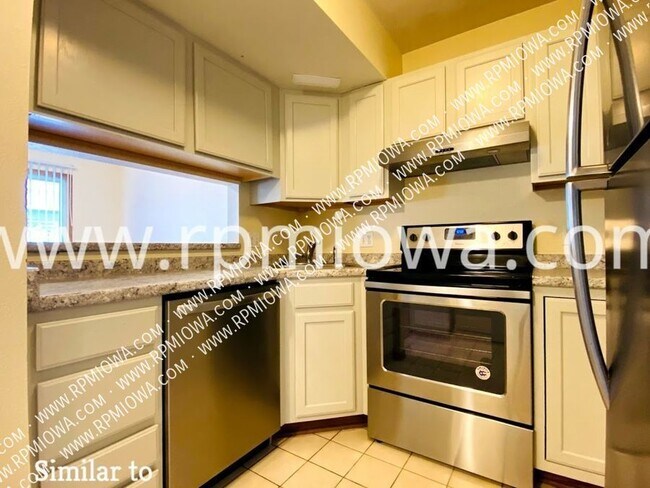 Building Photo - GREAT LOCATION!! 3 Bed, 2 Bath Townhome in...