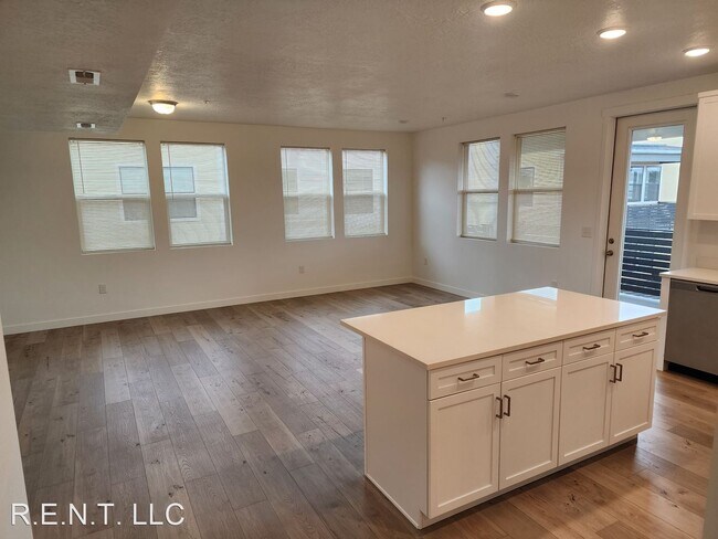 Foto del edificio - 3 br, 2 bath House - 761 W Blue Magic Lane...