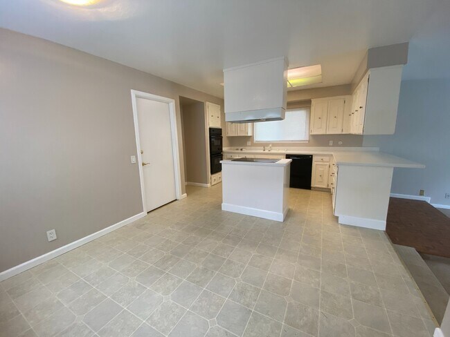 Building Photo - 323 Pompano Cir