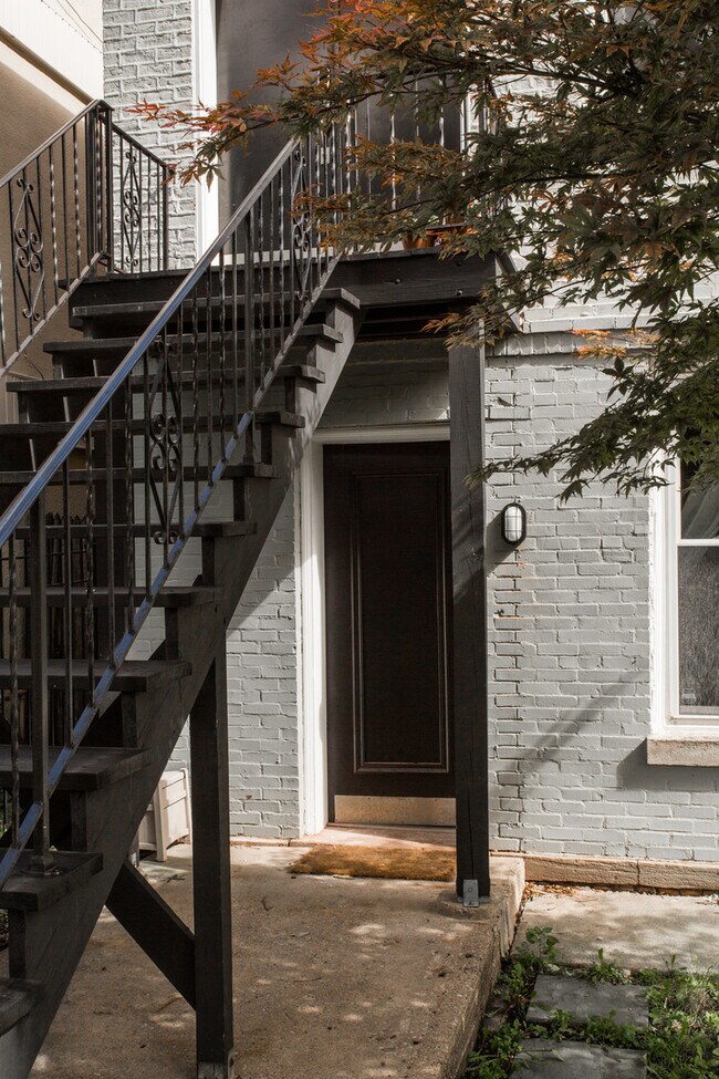 Foto del edificio - 1353 N Bell Ave