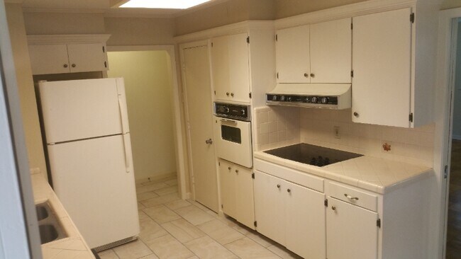 Building Photo - 620 Nelson Dr