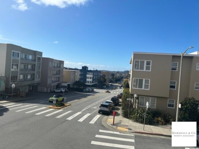 Foto del edificio - LAUREL HEIGHTS! Spacious 2 BR In Beautiful...