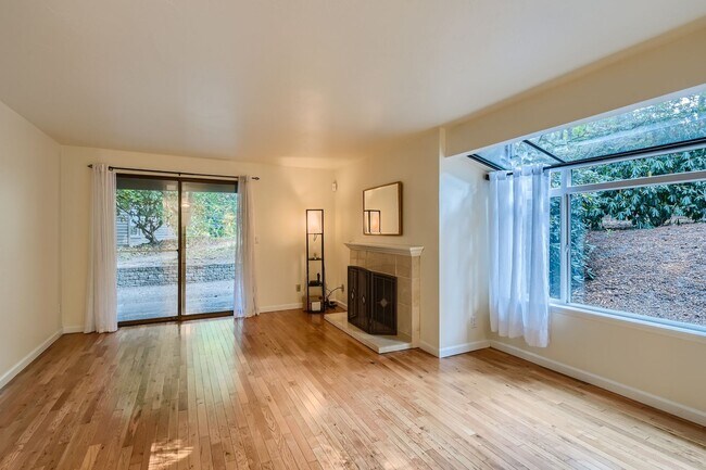 Building Photo - Perfect Kirkland Condo w/ 2bd & 1bth. Priv...