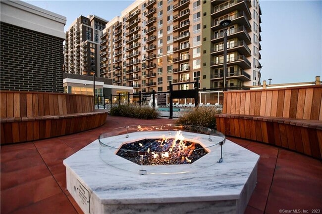 Building Photo - 2 Hbr Pt Rd S