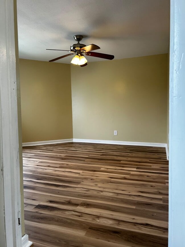 Building Photo - 41 Fallbrook St
