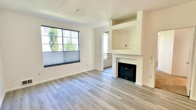 Building Photo - Bright + Spacious First-Floor Condo in Par...