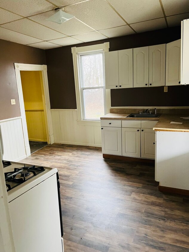 Building Photo - Well maintained 2 bedroom single family ho...