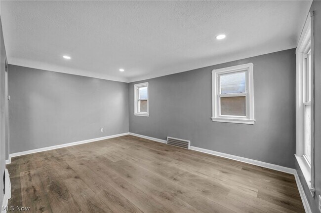Foto del edificio - 3202 Parklane Dr