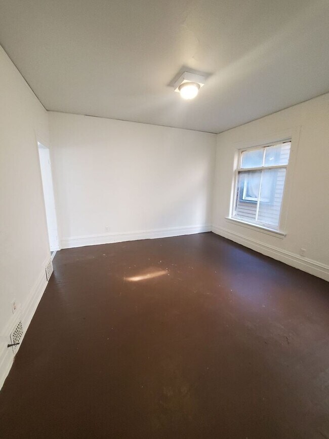 Foto del edificio - 2458-2460 W Juneau Ave.