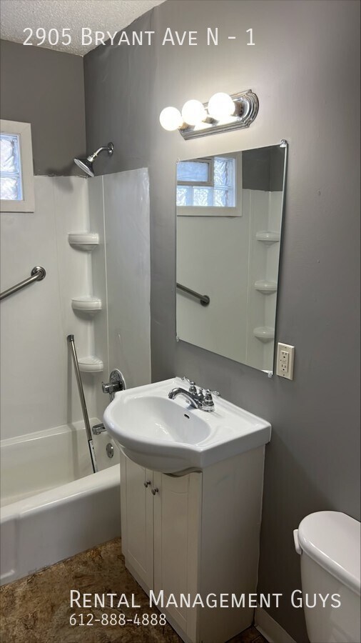 Building Photo - Updated 2 Bedroom! Private Storage and Lau...