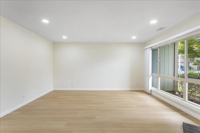 Building Photo - 1007 Tahiti Ln
