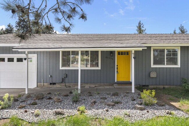 Foto del edificio - Charming 3-Bedroom Bend Home on 1/2 Acre with Expansive Yard, Mature Trees & Covered RV/Boat Storage