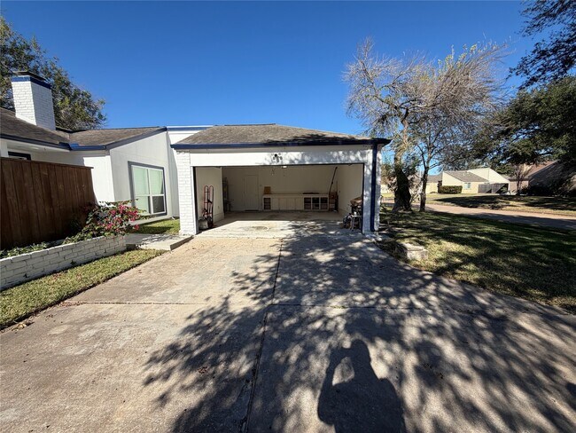 Foto del edificio - 2218 Round Lake Dr