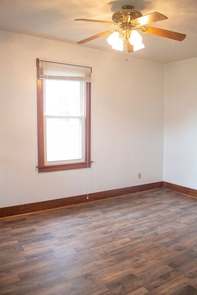 Building Photo - 3 br, 1 bath House - 118 wengler ave